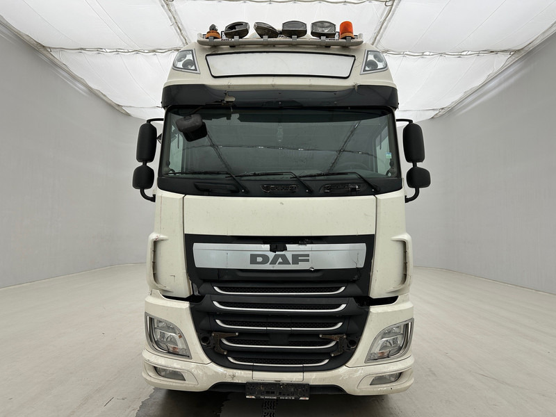 DAF XF 460 Super Space Cab - Nyergesvontató: 2 kép. DAF XF 460 Super Space Cab - Nyergesvontató: 2 kép.