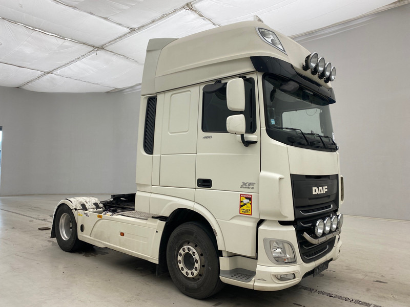 DAF XF 460 Super Space Cab - Nyergesvontató: 3 kép. DAF XF 460 Super Space Cab - Nyergesvontató: 3 kép.