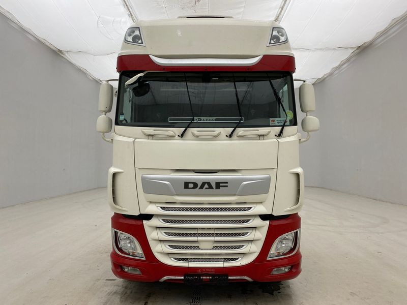 DAF XF105.530 Super Space Cab - Nyergesvontató: 2 kép. DAF XF105.530 Super Space Cab - Nyergesvontató: 2 kép.
