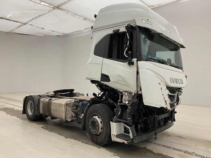 Iveco S-WAY 460 - Nyergesvontató: 3 kép. Iveco S-WAY 460 - Nyergesvontató: 3 kép.