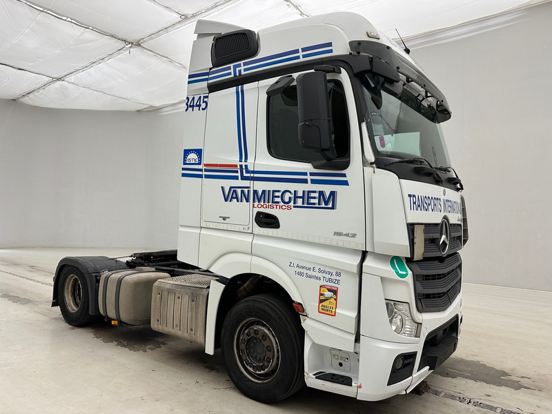 Mercedes-Benz Actros 1842 - Nyergesvontató: 3 kép. Mercedes-Benz Actros 1842 - Nyergesvontató: 3 kép.