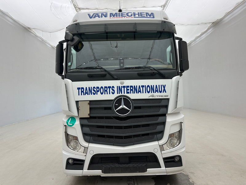Mercedes-Benz Actros 1842 - Nyergesvontató: 2 kép. Mercedes-Benz Actros 1842 - Nyergesvontató: 2 kép.