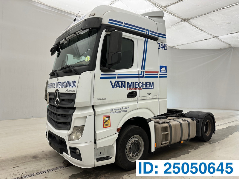 Mercedes-Benz Actros 1842 - Nyergesvontató: 1 kép. Mercedes-Benz Actros 1842 - Nyergesvontató: 1 kép.