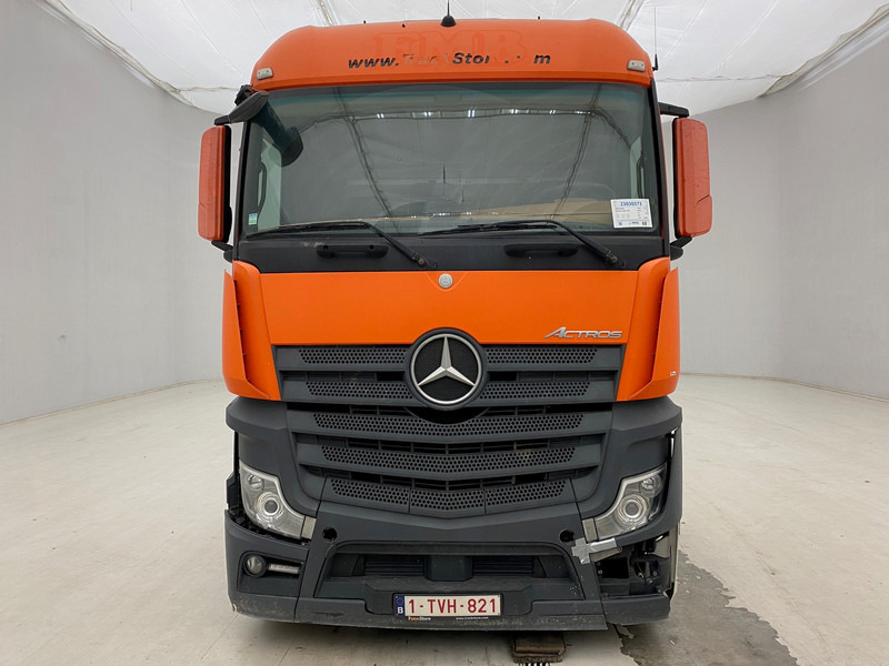 Mercedes-Benz Actros 1945 - Nyergesvontató: 2 kép. Mercedes-Benz Actros 1945 - Nyergesvontató: 2 kép.