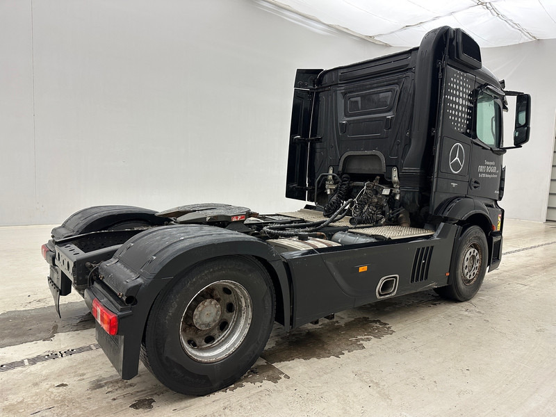 Mercedes-Benz Actros 1945 - Nyergesvontató: 5 kép. Mercedes-Benz Actros 1945 - Nyergesvontató: 5 kép.