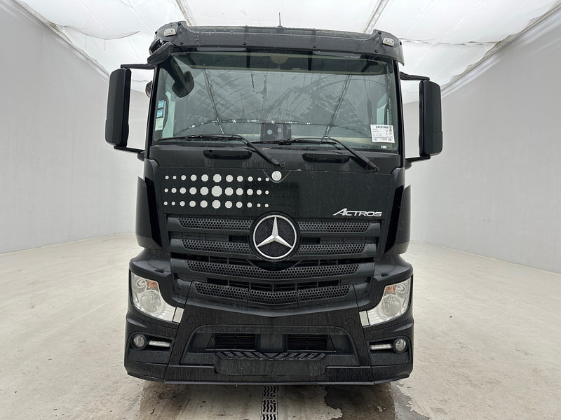Mercedes-Benz Actros 1945 - Nyergesvontató: 2 kép. Mercedes-Benz Actros 1945 - Nyergesvontató: 2 kép.