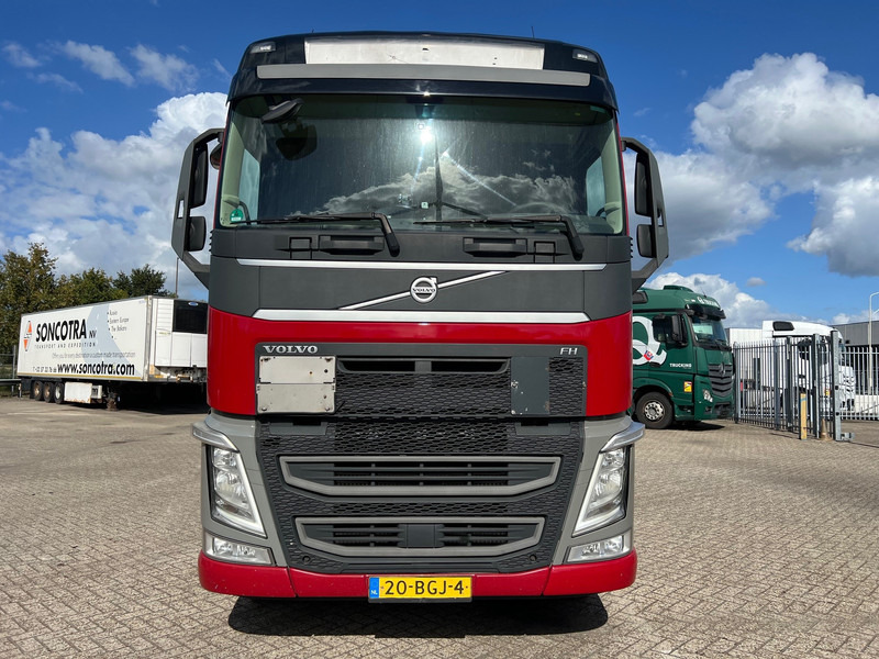 Volvo FH13.420 Globetrotter - ADR - Nyergesvontató: 2 kép. Volvo FH13.420 Globetrotter - ADR - Nyergesvontató: 2 kép.