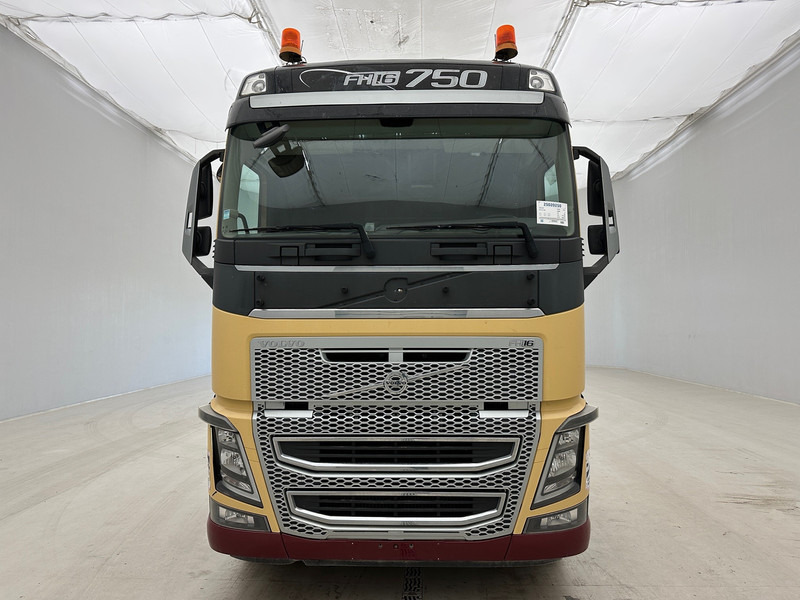 Volvo FH16.750 - 6x4 - Nyergesvontató: 2 kép. Volvo FH16.750 - 6x4 - Nyergesvontató: 2 kép.
