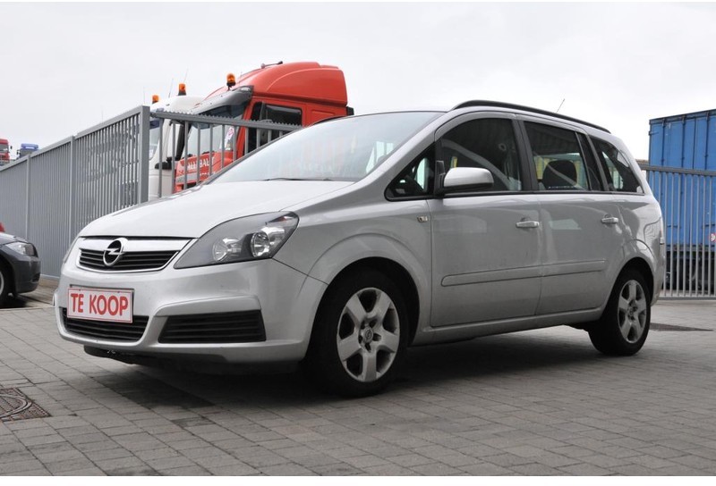 Opel Zafira - Autó: 2 kép. Opel Zafira - Autó: 2 kép.