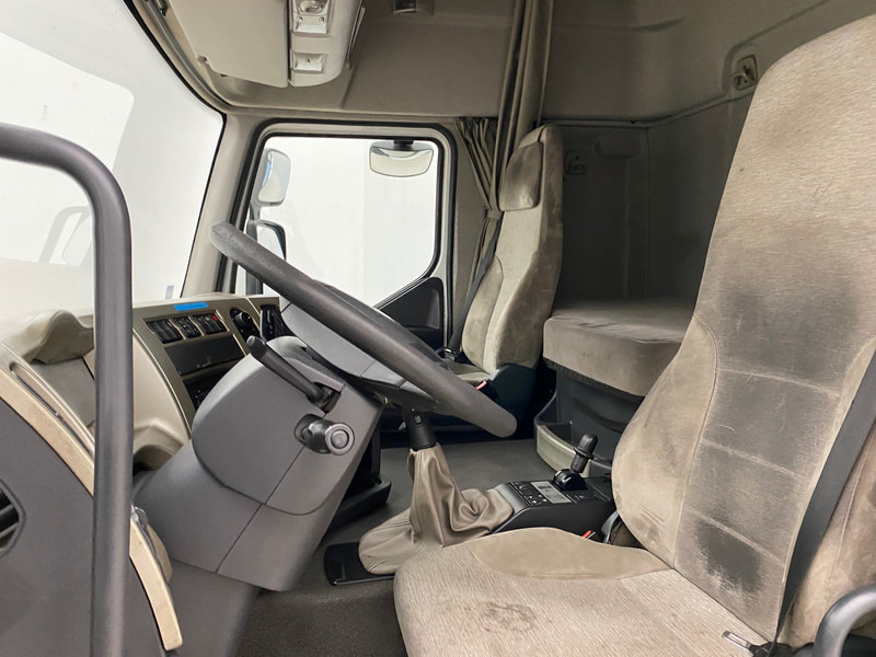 Ponyvás teherautó Renault Premium 450 DXi: 11 kép.