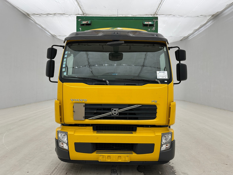 Volvo FE 300 - 6x2 - Dobozos felépítményű teherautó: 2 kép. Volvo FE 300 - 6x2 - Dobozos felépítményű teherautó: 2 kép.