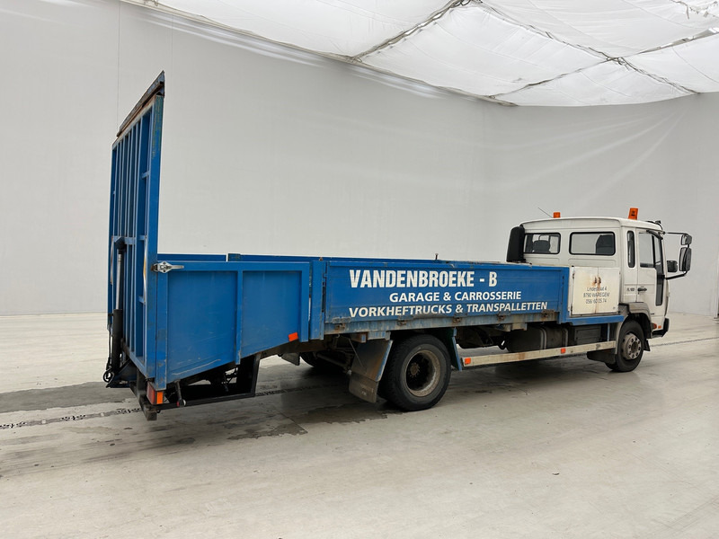 Volvo FL 180 - Billenőplatós teherautó: 4 kép. Volvo FL 180 - Billenőplatós teherautó: 4 kép.