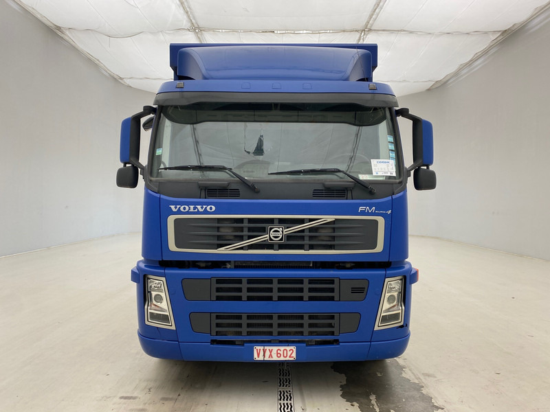 Volvo FM 300 - 6x2 - Ponyvás teherautó: 2 kép. Volvo FM 300 - 6x2 - Ponyvás teherautó: 2 kép.