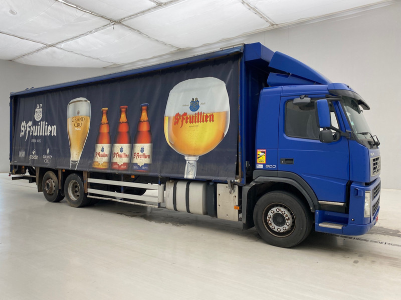 Volvo FM 300 - 6x2 - Ponyvás teherautó: 3 kép. Volvo FM 300 - 6x2 - Ponyvás teherautó: 3 kép.