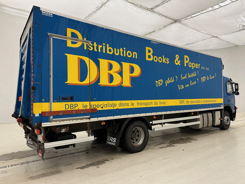 Volvo FM 300 - Dobozos felépítményű teherautó: 5 kép. Volvo FM 300 - Dobozos felépítményű teherautó: 5 kép.