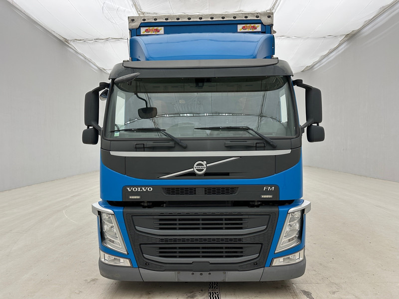 Volvo FM 330 - Ponyvás teherautó: 2 kép. Volvo FM 330 - Ponyvás teherautó: 2 kép.