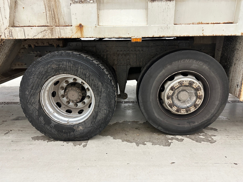 Volvo FM 330 - Szemetesautó: 5 kép. Volvo FM 330 - Szemetesautó: 5 kép.