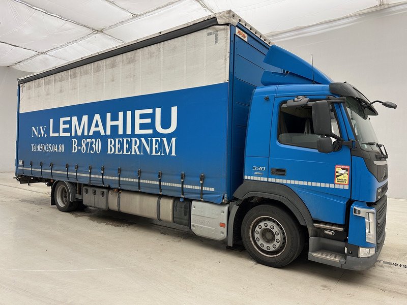 Volvo FM 330 - Ponyvás teherautó: 3 kép. Volvo FM 330 - Ponyvás teherautó: 3 kép.