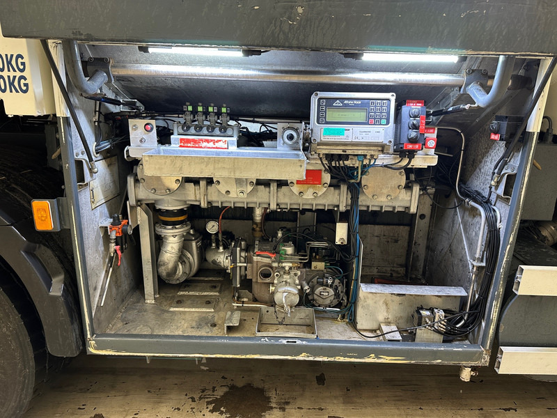 Volvo FM360 - 6x2 - Tartályos teherautó: 5 kép. Volvo FM360 - 6x2 - Tartályos teherautó: 5 kép.