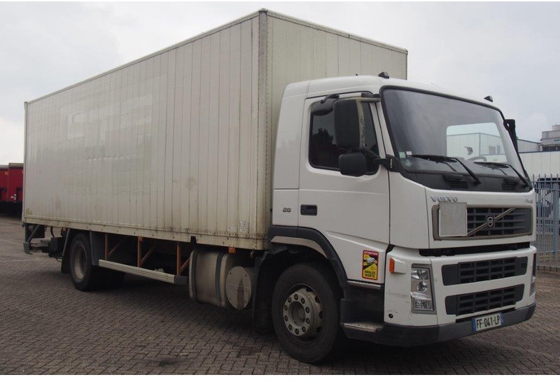 Volvo FM9.260 - Dobozos felépítményű teherautó: 3 kép. Volvo FM9.260 - Dobozos felépítményű teherautó: 3 kép.
