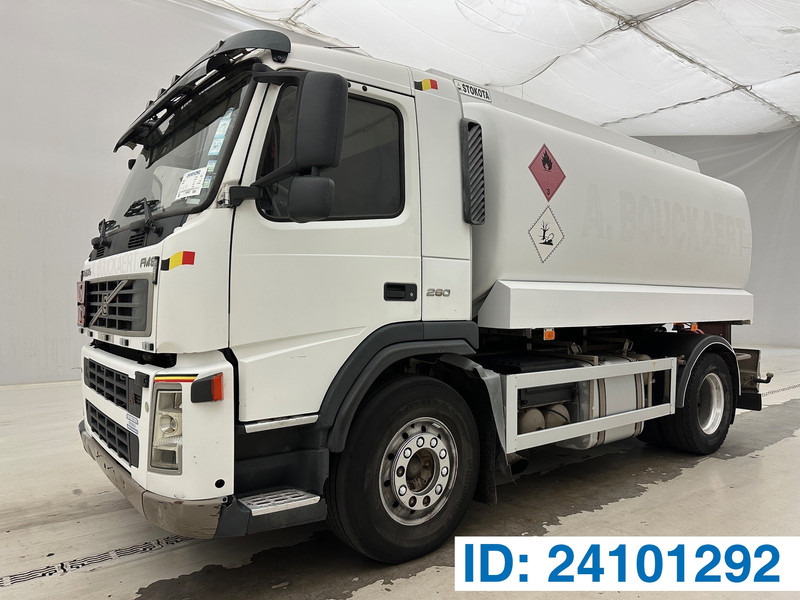 Volvo FM9.260 - Tartályos teherautó: 1 kép. Volvo FM9.260 - Tartályos teherautó: 1 kép.