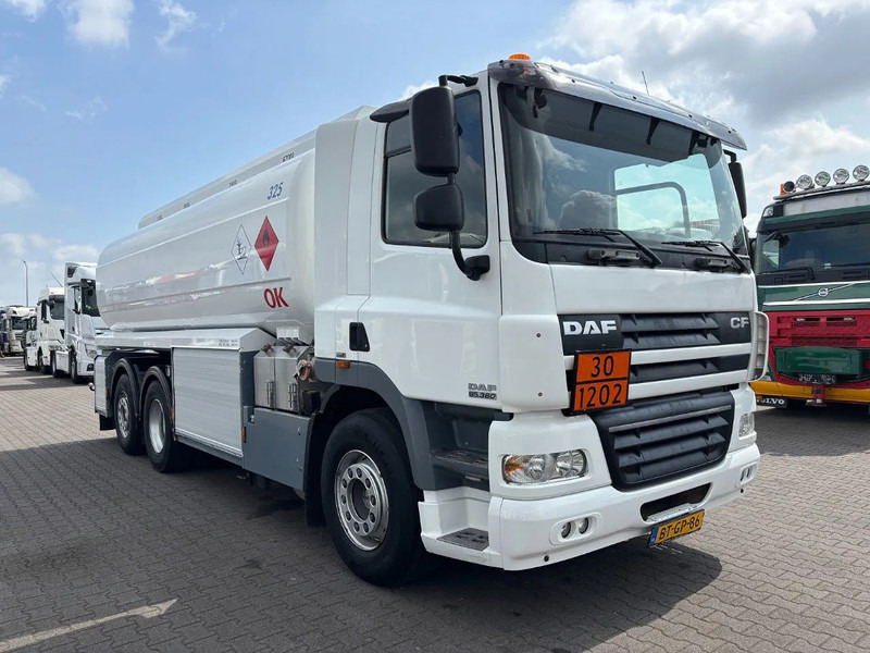 DAF CF 85.360 6X2 Euro 5 21300 Liter Fueltank - Tartályos teherautó: 2 kép. DAF CF 85.360 6X2 Euro 5 21300 Liter Fueltank - Tartályos teherautó: 2 kép.