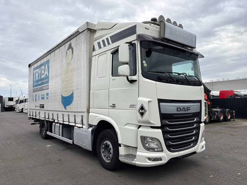 DAF XF 510 Spacecab Euro 6 Retarder - Ponyvás teherautó: 2 kép. DAF XF 510 Spacecab Euro 6 Retarder - Ponyvás teherautó: 2 kép.