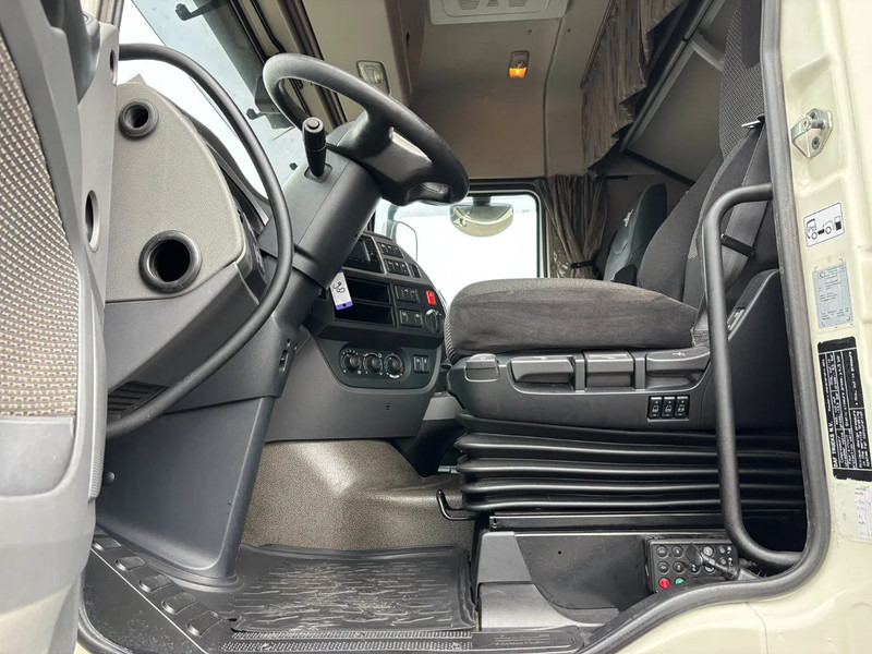DAF XF 510 Spacecab Euro 6 Retarder - Ponyvás teherautó: 5 kép. DAF XF 510 Spacecab Euro 6 Retarder - Ponyvás teherautó: 5 kép.