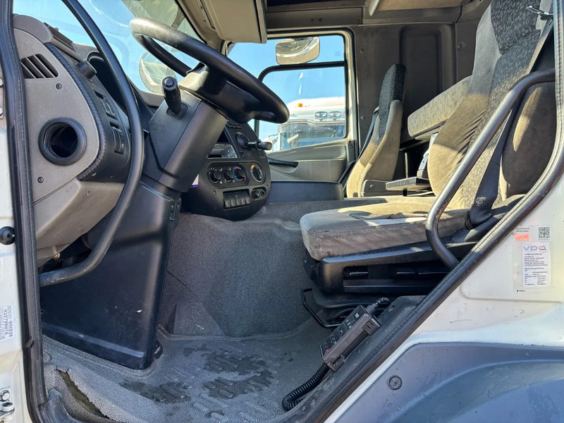 DAF CF 85.410 Spacecab Retarder Euro 5 - Nyergesvontató: 5 kép. DAF CF 85.410 Spacecab Retarder Euro 5 - Nyergesvontató: 5 kép.