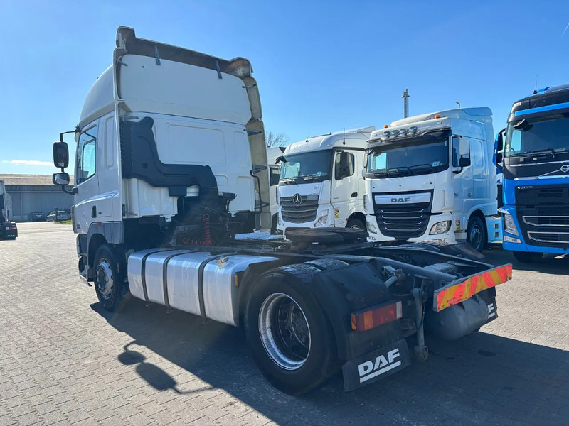 DAF CF 85.410 Spacecab Retarder Euro 5 - Nyergesvontató: 3 kép. DAF CF 85.410 Spacecab Retarder Euro 5 - Nyergesvontató: 3 kép.