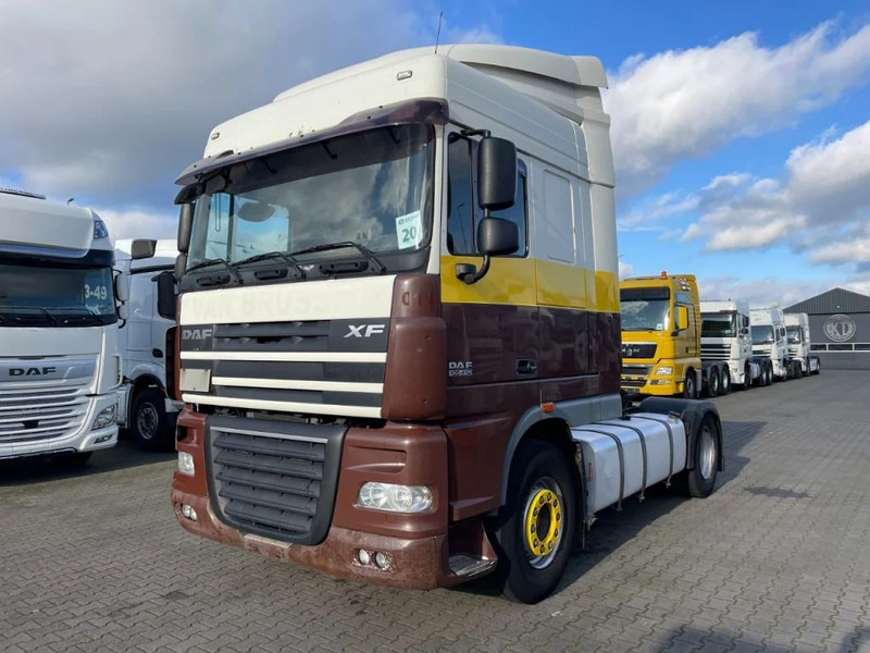 DAF XF 105.410 Spacecab Euro 5 - Nyergesvontató: 1 kép. DAF XF 105.410 Spacecab Euro 5 - Nyergesvontató: 1 kép.