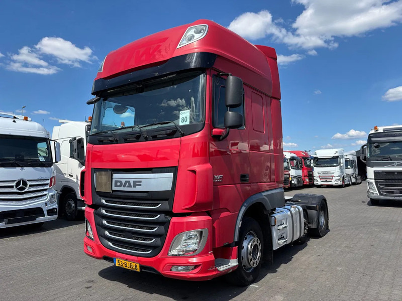 DAF XF 460 6X2 Super Spacecab Euro 6 - Nyergesvontató: 1 kép. DAF XF 460 6X2 Super Spacecab Euro 6 - Nyergesvontató: 1 kép.