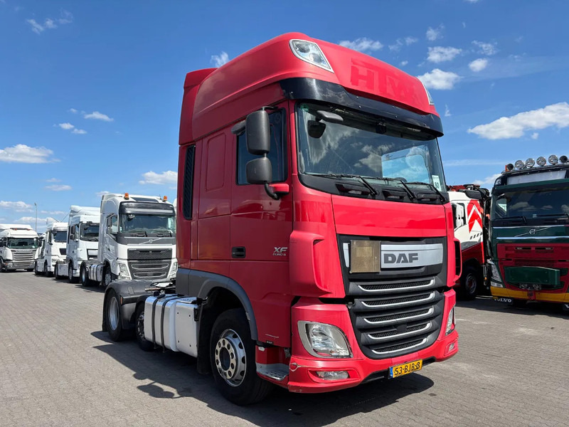 DAF XF 460 6X2 Super Spacecab Euro 6 - Nyergesvontató: 2 kép. DAF XF 460 6X2 Super Spacecab Euro 6 - Nyergesvontató: 2 kép.