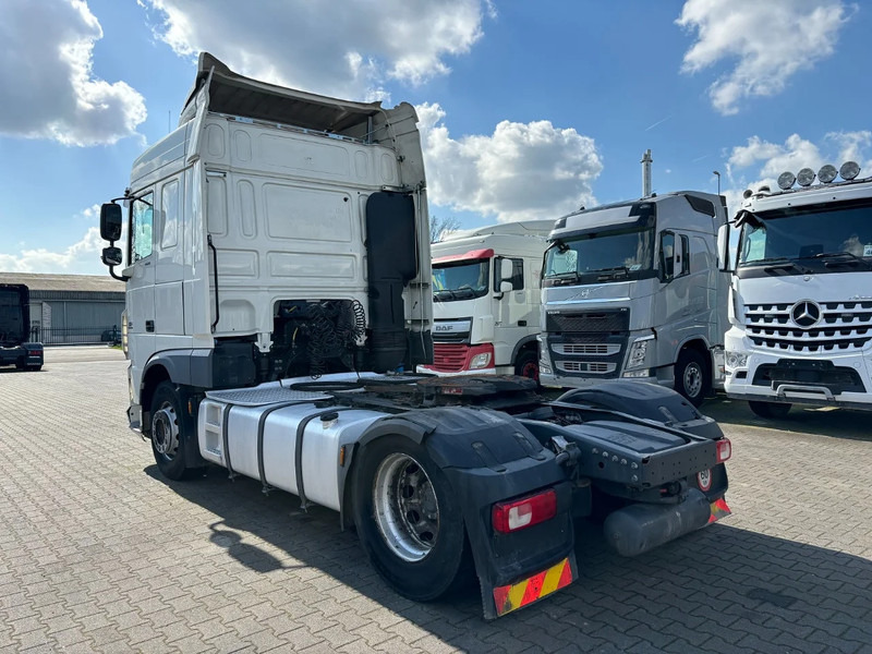 DAF XF 460 Spacecab Euro 6 - Nyergesvontató: 3 kép. DAF XF 460 Spacecab Euro 6 - Nyergesvontató: 3 kép.