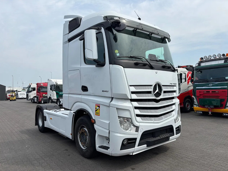 Mercedes-Benz Actros 1848 Retarder Euro 6 - Nyergesvontató: 2 kép. Mercedes-Benz Actros 1848 Retarder Euro 6 - Nyergesvontató: 2 kép.