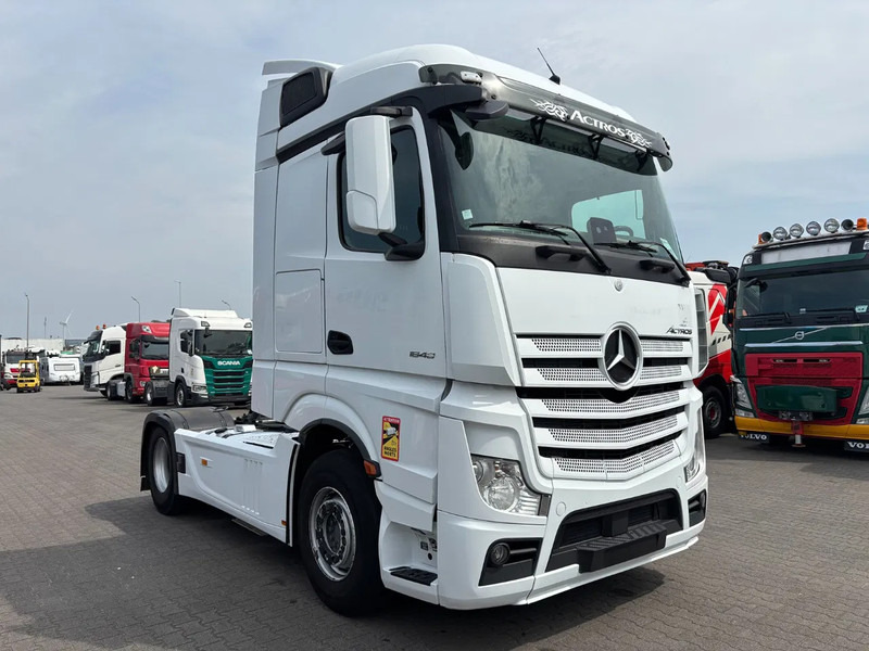 Mercedes-Benz Actros 1848 Retarder Euro 6 - Nyergesvontató: 2 kép. Mercedes-Benz Actros 1848 Retarder Euro 6 - Nyergesvontató: 2 kép.