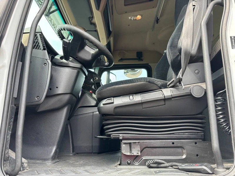Mercedes-Benz Actros 1848 Retarder Euro 6 - Nyergesvontató: 5 kép. Mercedes-Benz Actros 1848 Retarder Euro 6 - Nyergesvontató: 5 kép.