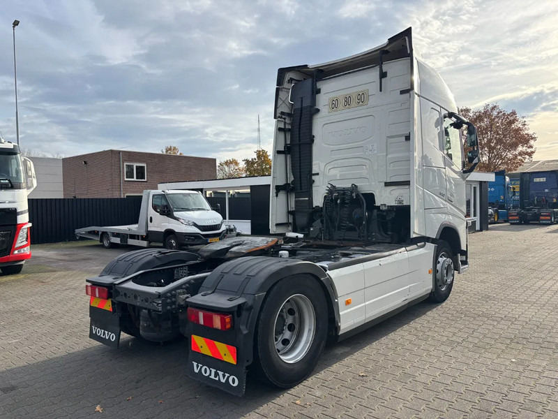 Volvo FH 500 Globetrotter Euro 6 - Nyergesvontató: 4 kép. Volvo FH 500 Globetrotter Euro 6 - Nyergesvontató: 4 kép.