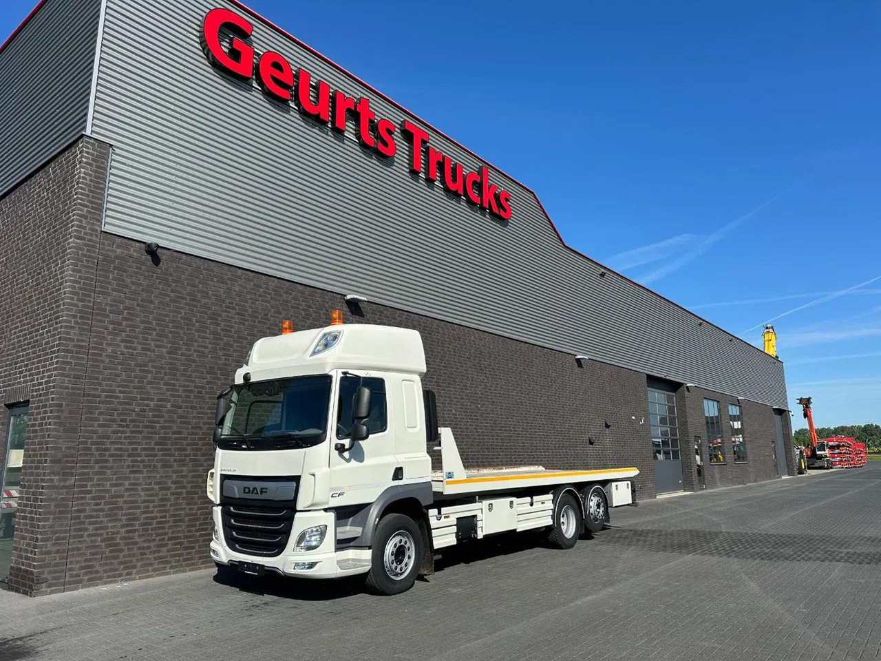 DAF CF 410 6X2 M4SN3 OPRIJWAGEN / MACHINE TRANSPORTE - Autószállító teherautó: 2 kép. DAF CF 410 6X2 M4SN3 OPRIJWAGEN / MACHINE TRANSPORTE - Autószállító teherautó: 2 kép.