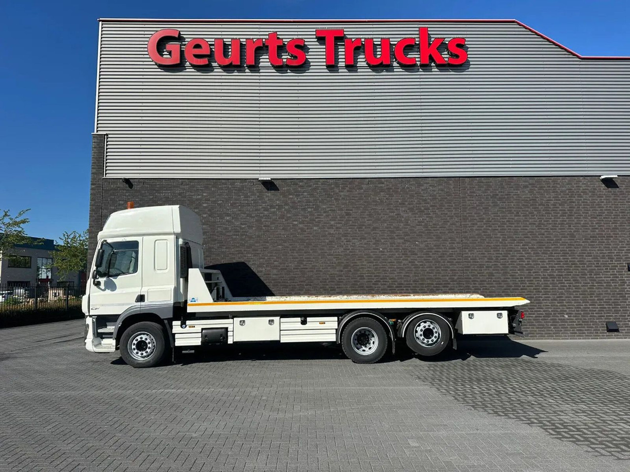 DAF CF 410 6X2 M4SN3 OPRIJWAGEN / MACHINE TRANSPORTE - Autószállító teherautó: 1 kép. DAF CF 410 6X2 M4SN3 OPRIJWAGEN / MACHINE TRANSPORTE - Autószállító teherautó: 1 kép.