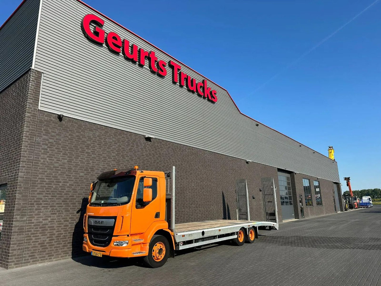 DAF LF OPRIJ 23-82 V OPRIJWAGEN / MACHINE TRANSPORTE - Autószállító teherautó: 2 kép. DAF LF OPRIJ 23-82 V OPRIJWAGEN / MACHINE TRANSPORTE - Autószállító teherautó: 2 kép.