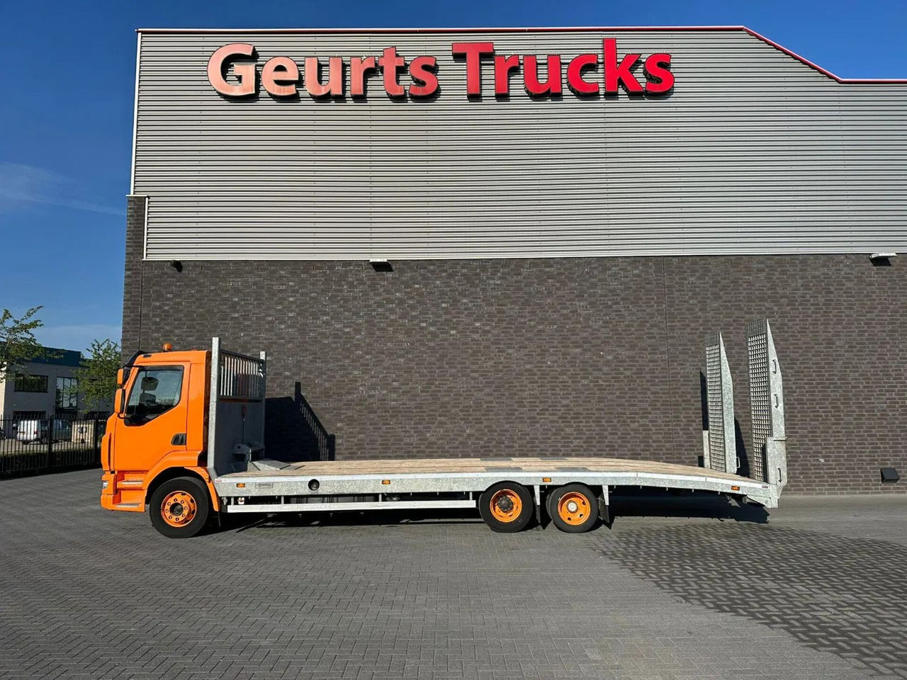 DAF LF OPRIJ 23-82 V OPRIJWAGEN / MACHINE TRANSPORTE - Autószállító teherautó: 1 kép. DAF LF OPRIJ 23-82 V OPRIJWAGEN / MACHINE TRANSPORTE - Autószállító teherautó: 1 kép.