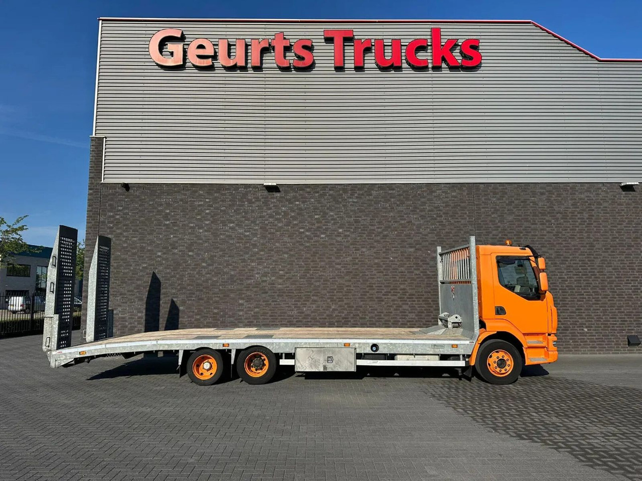 DAF LF OPRIJ 23-82 V OPRIJWAGEN / MACHINE TRANSPORTE - Autószállító teherautó: 4 kép. DAF LF OPRIJ 23-82 V OPRIJWAGEN / MACHINE TRANSPORTE - Autószállító teherautó: 4 kép.