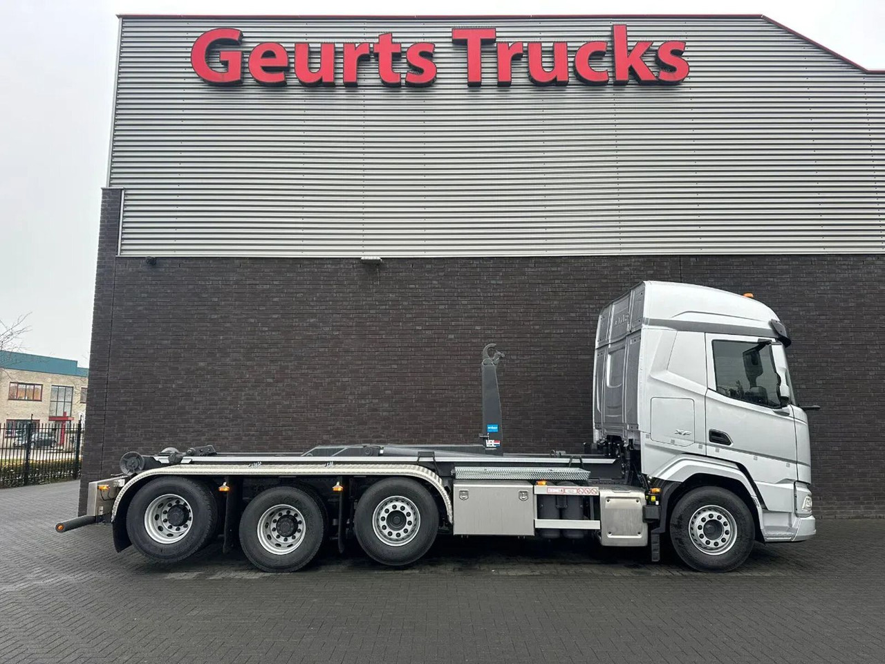 DAF XF 530 8X2 TRIPLE VDL S-30-6700 HAAKARMSYSTEEM/A - Horgos rakodó teherautó: 4 kép. DAF XF 530 8X2 TRIPLE VDL S-30-6700 HAAKARMSYSTEEM/A - Horgos rakodó teherautó: 4 kép.