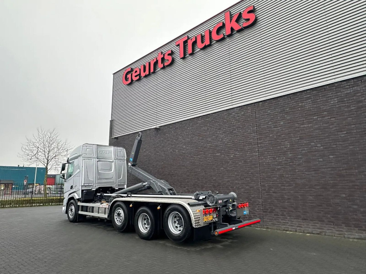 DAF XF 530 8X2 TRIPLE VDL S-30-6700 HAAKARMSYSTEEM/A - Horgos rakodó teherautó: 3 kép. DAF XF 530 8X2 TRIPLE VDL S-30-6700 HAAKARMSYSTEEM/A - Horgos rakodó teherautó: 3 kép.