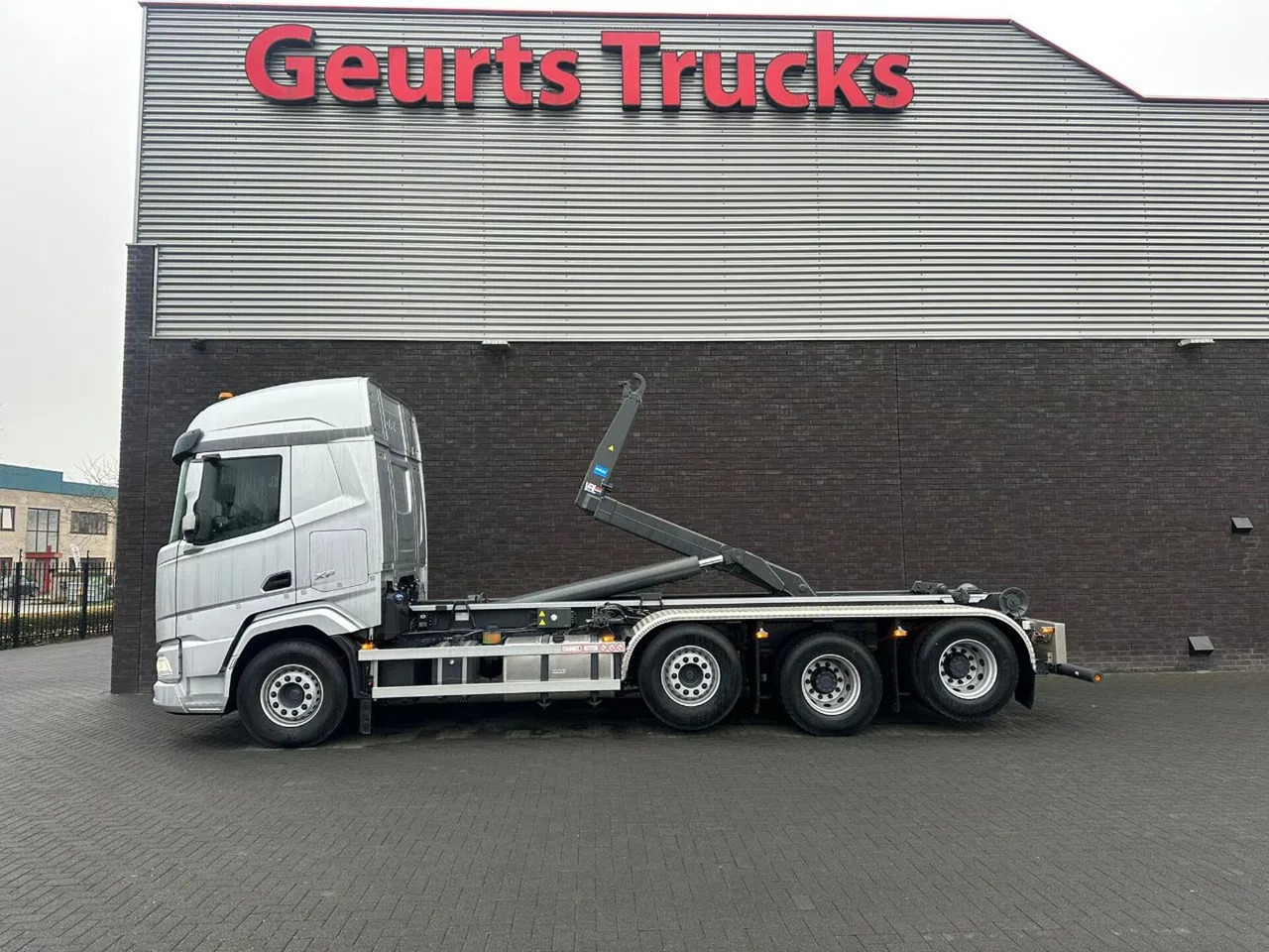DAF XF 530 8X2 TRIPLE VDL S-30-6700 HAAKARMSYSTEEM/A - Horgos rakodó teherautó: 1 kép. DAF XF 530 8X2 TRIPLE VDL S-30-6700 HAAKARMSYSTEEM/A - Horgos rakodó teherautó: 1 kép.