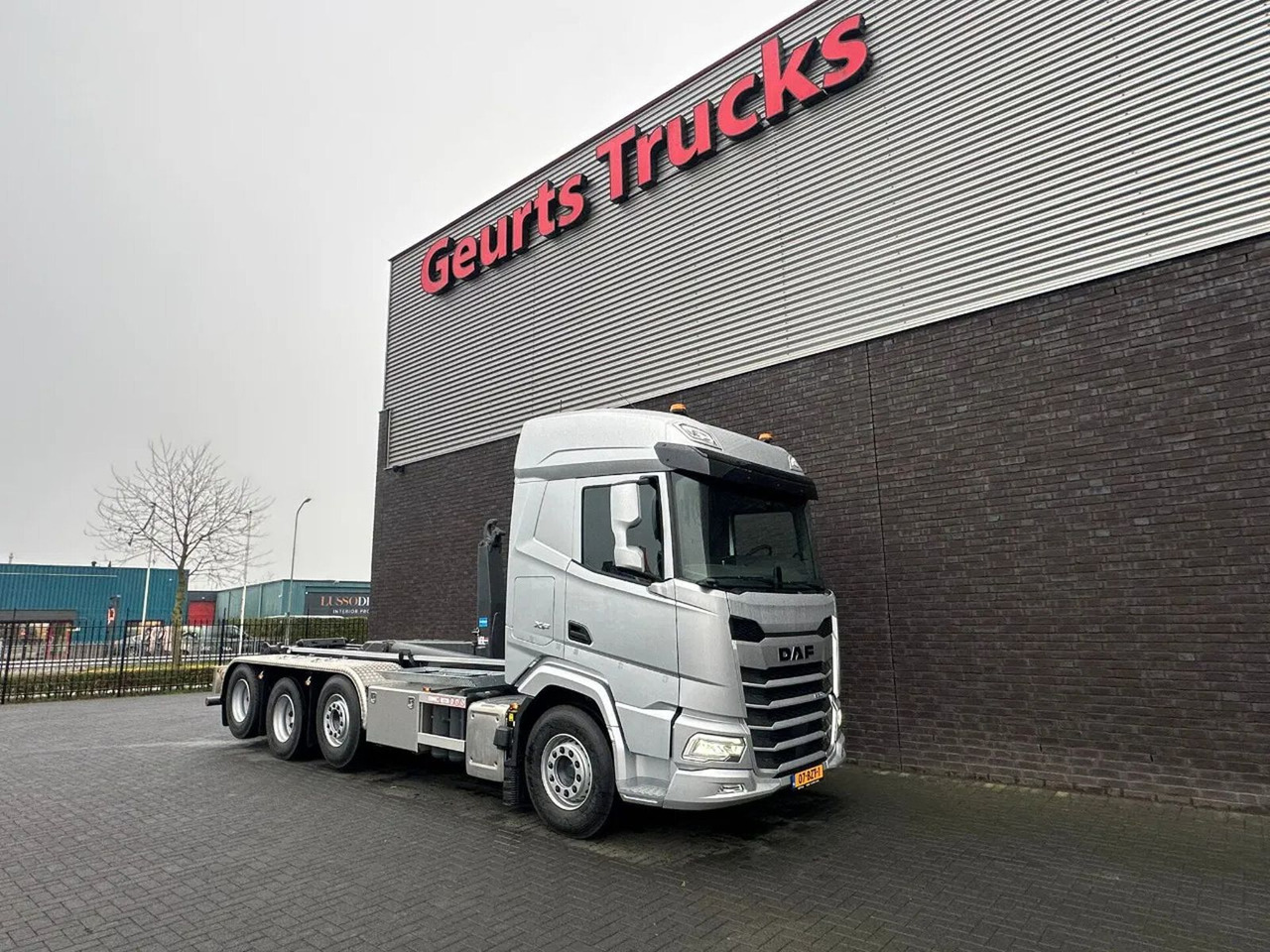 DAF XF 530 8X2 TRIPLE VDL S-30-6700 HAAKARMSYSTEEM/A - Horgos rakodó teherautó: 5 kép. DAF XF 530 8X2 TRIPLE VDL S-30-6700 HAAKARMSYSTEEM/A - Horgos rakodó teherautó: 5 kép.