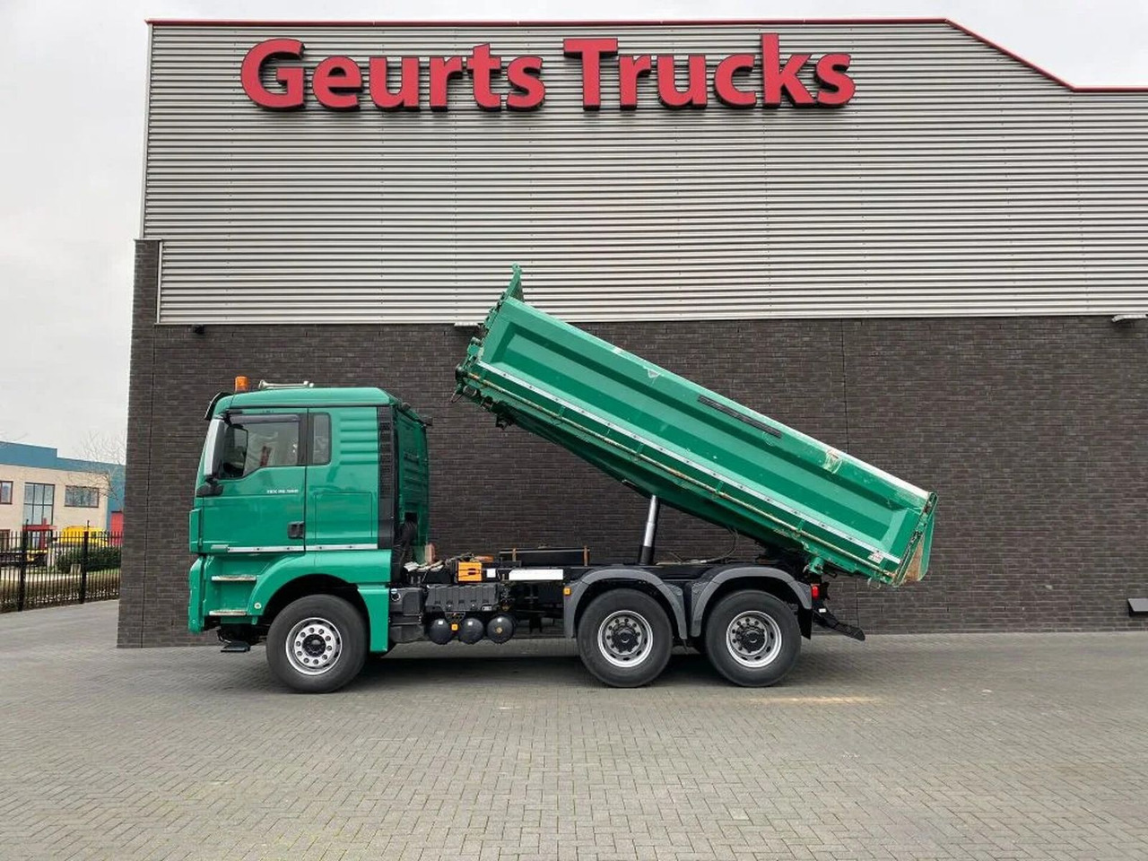 MAN TGX 26.560 6X4 BB + 3 ZIJDIGE KIPPER/TIPPER BORD - Billenőplatós teherautó: 1 kép. MAN TGX 26.560 6X4 BB + 3 ZIJDIGE KIPPER/TIPPER BORD - Billenőplatós teherautó: 1 kép.