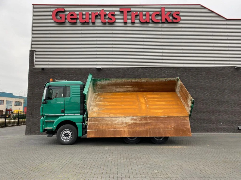 MAN TGX 26.560 6X4 BB + 3 ZIJDIGE KIPPER/TIPPER BORD MATIC - Billenőplatós teherautó: 2 kép. MAN TGX 26.560 6X4 BB + 3 ZIJDIGE KIPPER/TIPPER BORD MATIC - Billenőplatós teherautó: 2 kép.