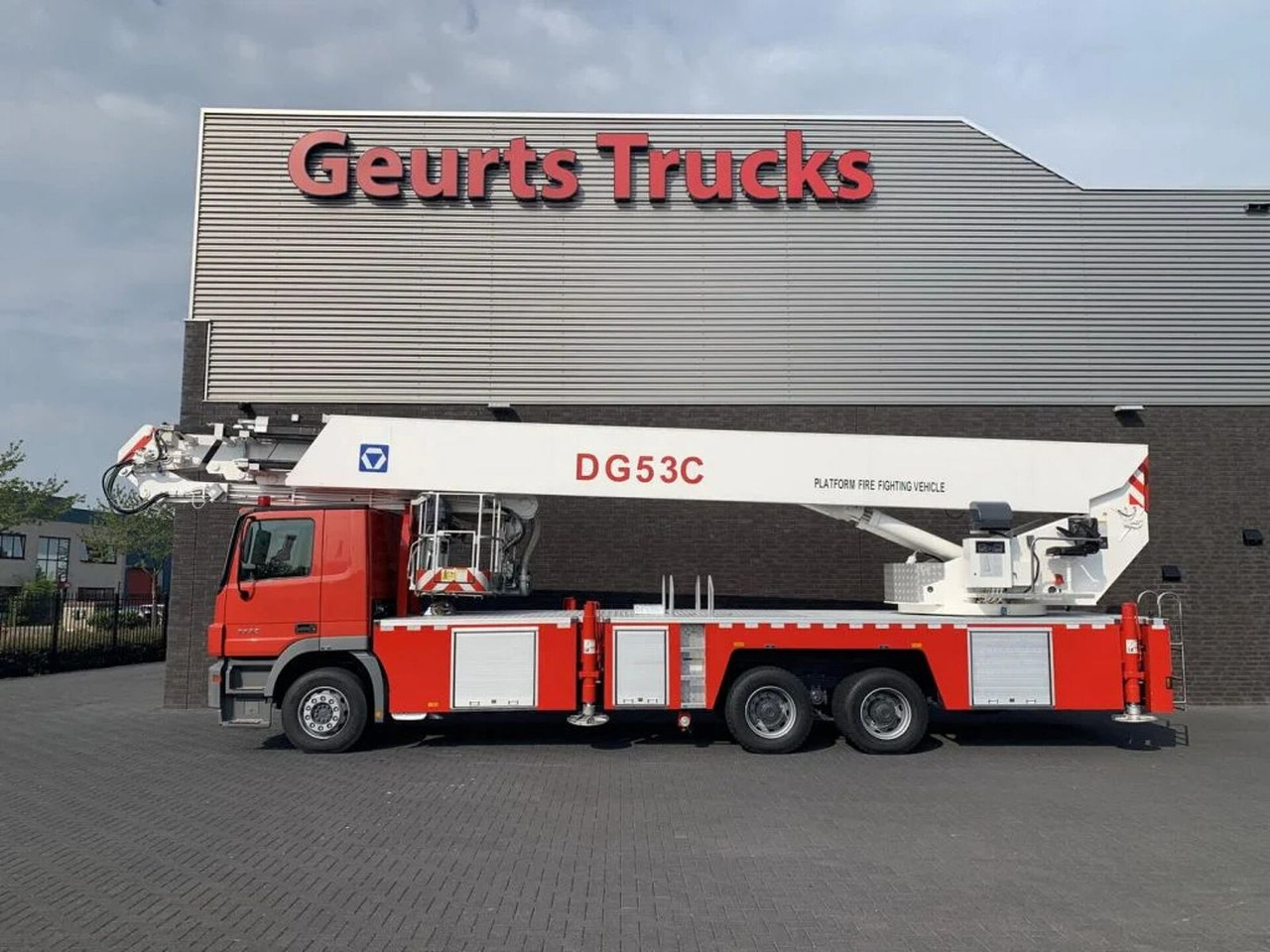 Mercedes-Benz Actros 3332 6X4 XCMG DG53C FIRE FIGTHING PLATFOR - Tűzoltóautó: 1 kép. Mercedes-Benz Actros 3332 6X4 XCMG DG53C FIRE FIGTHING PLATFOR - Tűzoltóautó: 1 kép.